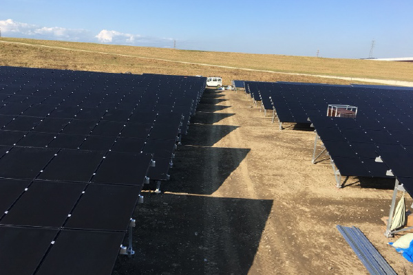 株式会社KAWAKOUの太陽光発電パネル架台設置施工（野立て設置）