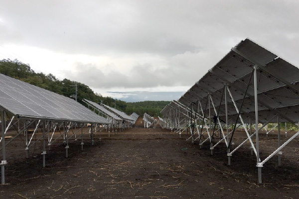 株式会社KAWAKOUの太陽光発電パネル架台設置施工（野立て設置）